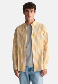 GANT REGULAR FIT DE A RAYAS - Skjorter - medal yellow