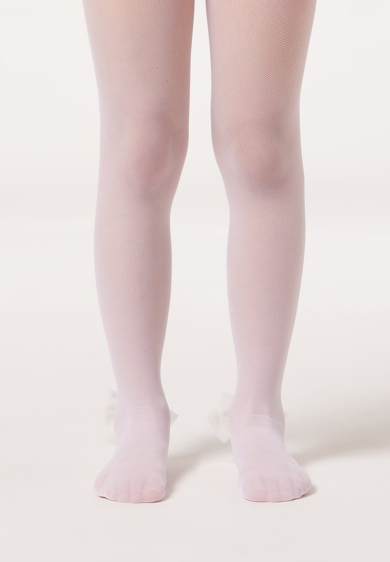 Helle rosa Netzstrumpfhosen mit weicher Textur, die eine glatte Oberfläche und Rippenelemente an den Knien aufweisen, ergänzt durch einen zarten Rüschensaum an den Knöcheln.