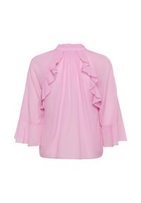 Blouse rose clair avec bordure à volants le long du dos et des manches, présentant des manches amples trois quarts et un tissu froncé sous le col.