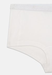 Slip di cotone bianco con una texture morbida, caratterizzato da un elastico lucido in vita e dettagli di cucitura puliti.