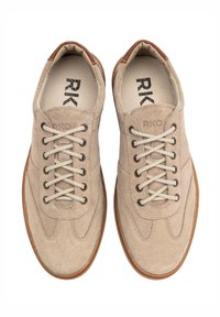Beige velúrbőr sportcipők lekerekített orral, fűzős kivitelben, bézs bőr részlet az saroknál. Minimalista varrási részletek az egész cipőn.