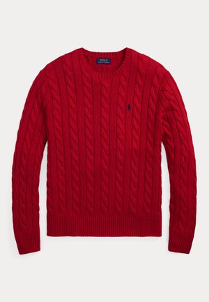 Pull rouge en maille torsadée à col rond avec manches longues et petit logo Polo Ralph Lauren bleu marine sur la poitrine gauche.