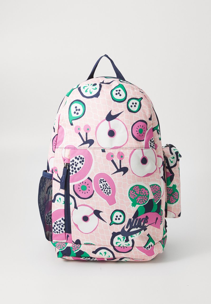 Zaino con tessuto rosa che presenta vari motivi di frutta, accenti blu navy, una tasca laterale in rete e un grande logo Nike nero.