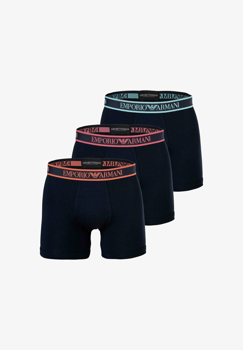 Drei schwarze Emporio Armani Boxer-Briefs mit Taillenbändern in Blau, Pink und Orange, die das Markenlogo und den Namen zeigen.