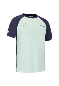 Lys grøn atletisk t-shirt med navy raglanærmer, har et logo på forsiden og kontraststing. Lavet af åndbart stof.