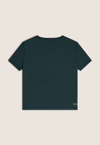 Camiseta en verde oscuro con cuello redondo, mangas cortas y corte recto. Hecha de un tejido suave con una pequeña etiqueta de logo en la parte inferior izquierda.