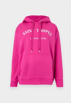 Lys rosa hettegenser med frontlomme, snorer og hvit "Saint Tropez Michael Kors"-tekst på brystet, vist på ensfarget bakgrunn.