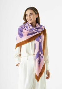 Wollen sjaal in een geometrisch patroon met roze, paars en bruin. Met franjes aan de randen en een oversized ontwerp voor warmte en dekking.