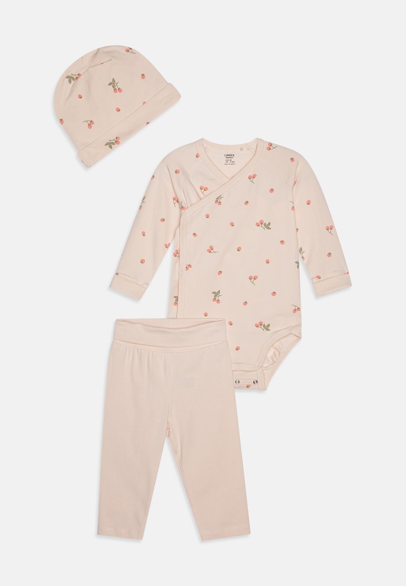 Kerge roosa beebi riietesari, mille hulka kuulub lillemustriga ümbrikbodys, sobiv müts ja ühereguline püksid, valminud pehmest ja venivast kangast.