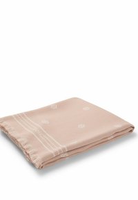 Jasnoróżowy koc wykonany z miękkiego materiału, z delikatnym wzorem i frędzlami na brzegach, starannie złożony z poziomym paskiem na detalach.
