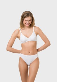 Weißer Baumwoll-BH mit dreieckigen Cups und verstellbaren Trägern, kombiniert mit passenden hochgeschnittenen Panties mit einem gewellten Bund.