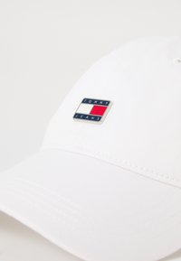 Tommy Jeans HERITAGE PLAQUE UNISEX - Cap - ancient white