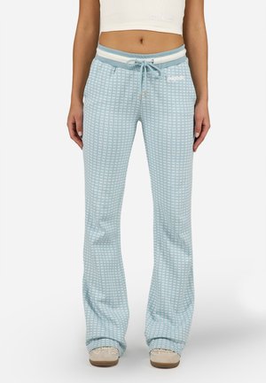 Calças de treino azuis claras com padrão de grade, cintura elástica, cordão e detalhe com logótipo; feitas de tecido macio e texturizado.