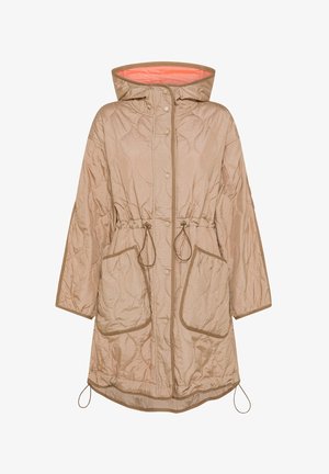 Cappotto trapuntato color beige con una vestibilità ampia, cordino in vita, grandi tasche e fodera arancione. Presenta un cappuccio e chiusure a pressione.