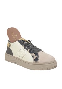 Witte en grijze sneaker met een textuur van suede en leer bovenkant, gaasaccenten, en grijze veters. Tan rubberen zool met horizontale groeven.