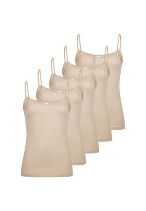 Cinq camisoles beiges à fines bretelles disposées en rangée sur un fond blanc uni.