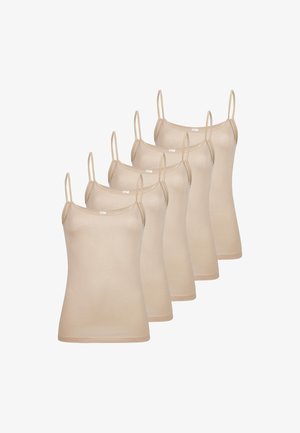 Fünf beige Spaghettiträger-Camisoles, in einer Reihe auf einem schlichten weißen Hintergrund angeordnet.