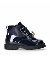 Stivali alla caviglia in pelle verniciata blu navy con suola in gomma nera, design con lacci, accento decorativo dorato sulla parte anteriore e texture liscia.