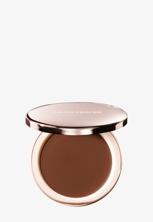 Open compact van Laura Mercier bronzer met een metallic deksel, toont een diepbruine geperste poeder tegen een effen witte achtergrond.