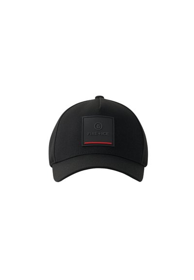 Schwarze Kappe mit runder Krone und glatter Textur, mit einem quadratischen schwarzen Logopatch mit der Aufschrift "FIRE + ICE" und einem roten horizontalen Streifenakzent.