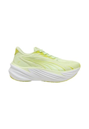 Scarpa da running verde chiaro con chiusura con lacci e suola spessa bianca, con logo del marchio sul lato e dettagli di design testurizzati.
