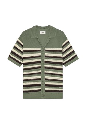 Groene gebreide korte mouwen vest met horizontale zwarte, witte en beige strepen en een knoopsluiting aan de voorkant.