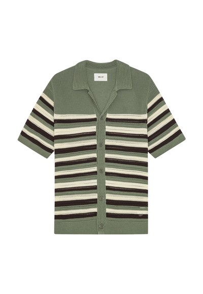 Cardigan verde a maniche corte lavorato a maglia con strisce orizzontali nere, bianche e beige e chiusura frontale con bottoni.
