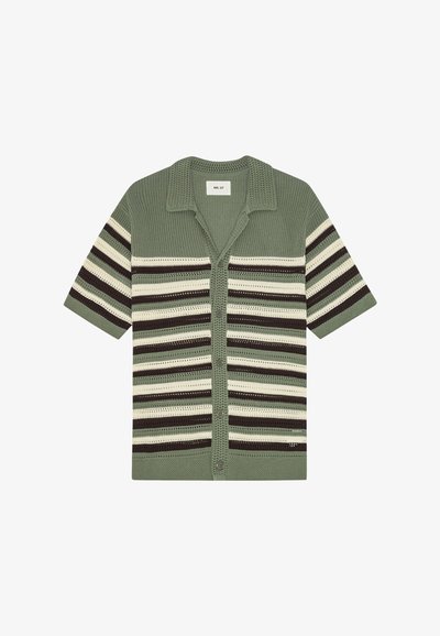 Cardigan verde a maniche corte lavorato a maglia con strisce orizzontali nere, bianche e beige e chiusura frontale con bottoni.