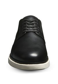 Scarpa di pelle nera con punta arrotondata, finitura liscia e suola in gomma bianca a contrasto. Presenta un design tradizionale con lacci.