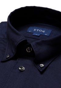 Námořnická modrá košile Eton s límcem na knoflíčky, se stříbrnými knoflíky a texturovanou tkaninou. Na štítku je velikost 39 (M).