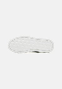 Calvin Klein Jeans CHUNKY CUPSOLE MONOLOGO - Sportcipő - bright white/green palm