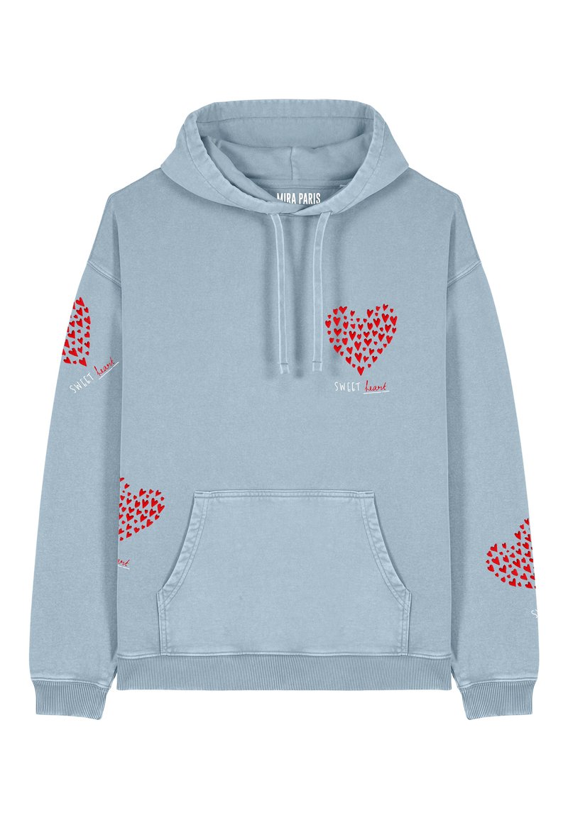 Svetlomodrá mikina s kapucňou, s predným vreckom, zdobená červenými srdcovými grafikami a textom "SWEET heart" v uvoľnenom písmovom štýle na prednej strane a rukávoch.