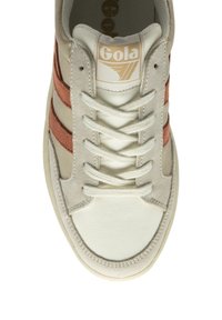 Le sneakers Gola beige e arancioni presentano una tomaia in pelle e camoscio, chiusura con lacci e suola in gomma texturizzata. Il design include tre strisce laterali.