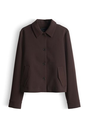 Braune kurze Jacke mit flachem Kragen, vorne mit Knopfleiste, zwei Seitentaschen und langen Ärmeln mit geknöpften Manschetten.