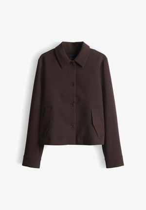 Bruine cropped jas met een platte kraag, voorzien van een knoopsluiting aan de voorkant, twee zijzakken en lange mouwen met knoopmanchetten.
