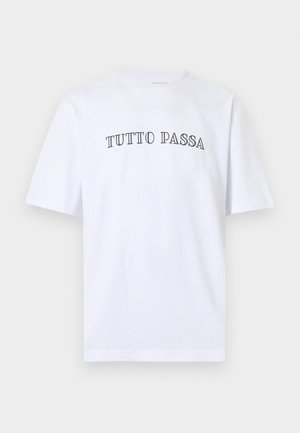 Valge lühikeste varrukatega T-särk ümmarguse kaelusega ja musta tekstiga "TUTTO PASSA" rinna peal ühtlasel taustal.
