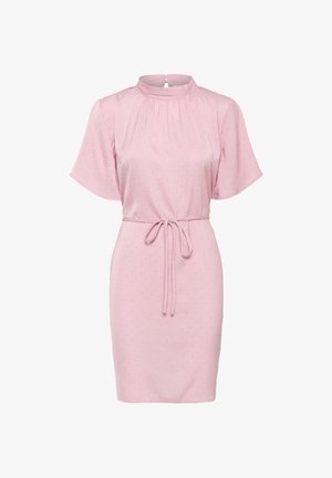 Robe rose à manches courtes avec un col montant, taille cintrée et texture douce. Présente un motif à pois subtil et une fermeture à boutons au dos.