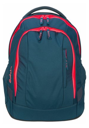 Zaino blu con dettagli rossi, due cerniere frontali, schienale imbottito, dettaglio del logo e tasche laterali. Realizzato in tessuto resistente con una finitura testurizzata.