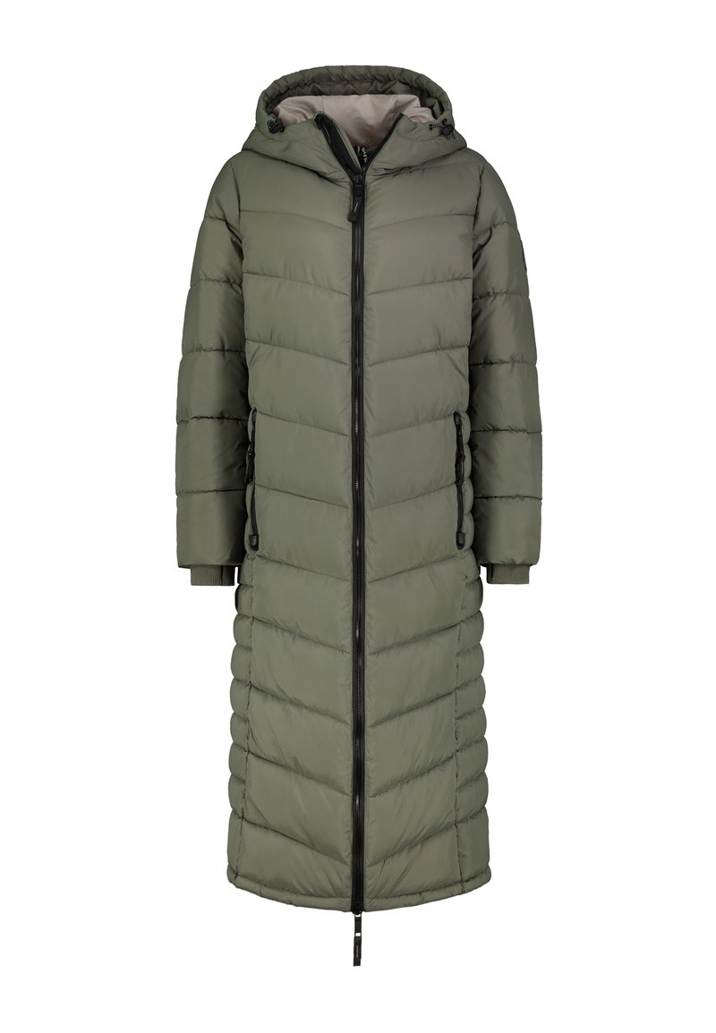 Olijfgroene lange pufferjas met capuchon, voorzien van een ritssluiting aan de voorkant, zijzakken en een doorgestikte textuur. Verstelbare trekkoorden bij de capuchon.