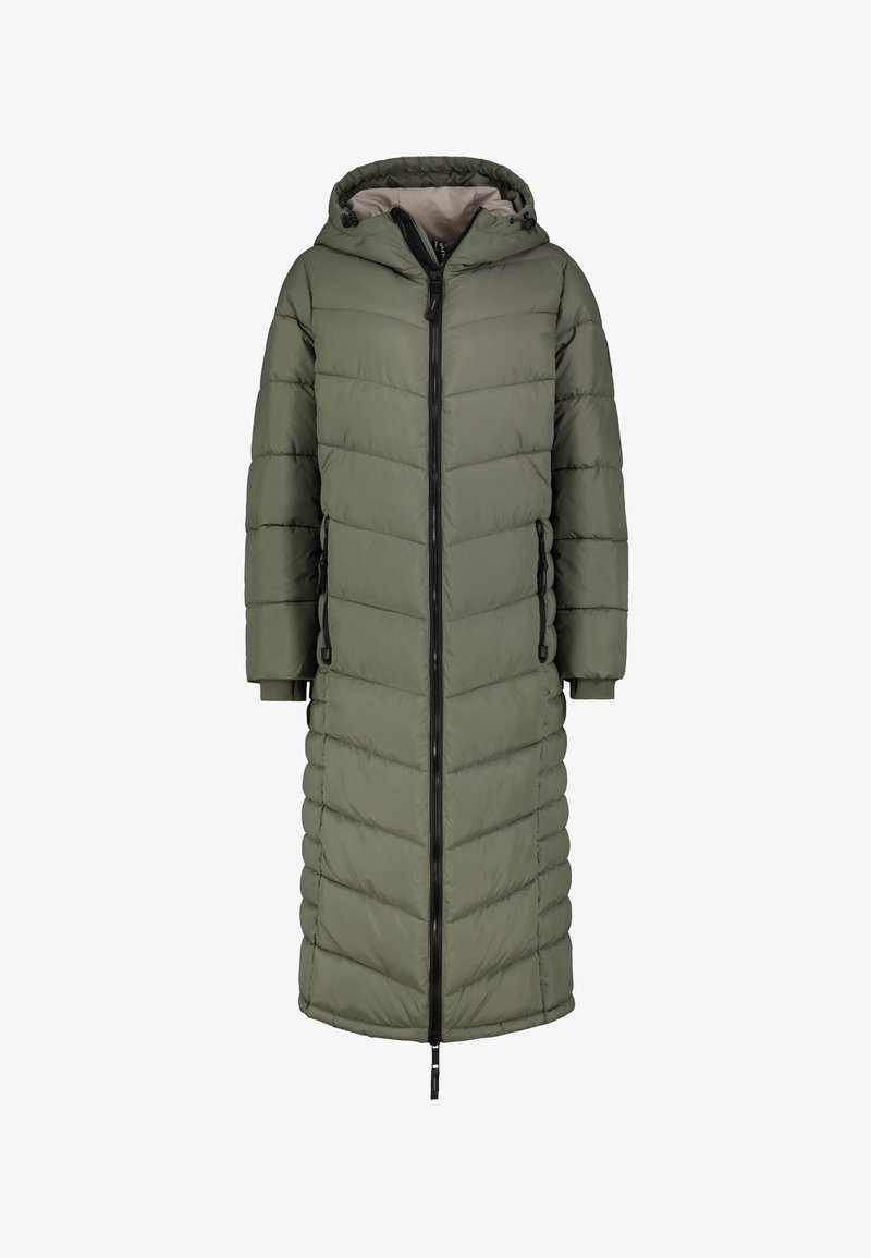 Olijfgroene lange pufferjas met capuchon, voorzien van een ritssluiting aan de voorkant, zijzakken en een doorgestikte textuur. Verstelbare trekkoorden bij de capuchon.