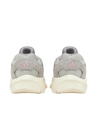 Scarpe sportive in rete grigia e suede con suola crema e dettagli rosa, dotate di un logo sul tallone e una superficie testurizzata.