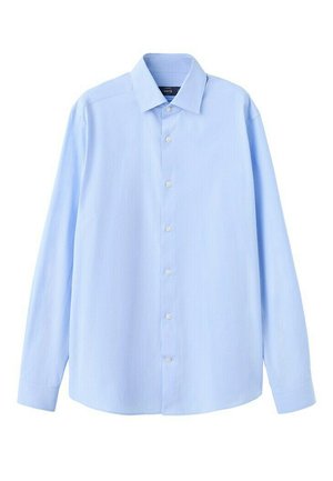 Jasnoniebieska męska koszula na długi rękaw z guzikami, z kołnierzykiem w szpic i subtelnym pionowym wzorem w paski.