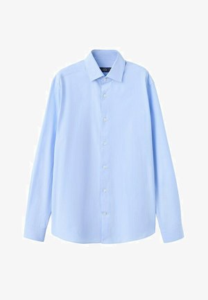 Jasnoniebieska męska koszula na długi rękaw z guzikami, z kołnierzykiem w szpic i subtelnym pionowym wzorem w paski.