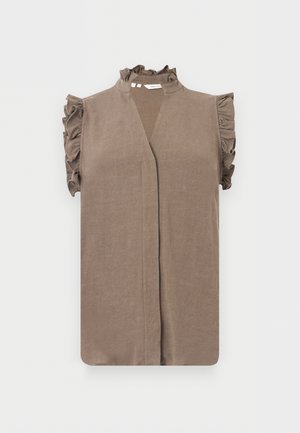 Blusa sin mangas color topo con cuello alto con volantes y sisas también con volantes, que presenta un escote en V y una tapeta frontal oculta.