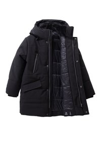 Zwarte gewatteerde winterjas met capuchon, ritssluiting en drukknopen, ritszak op de borst, flapzak en gevoerde binnenvoering met bontafwerking.