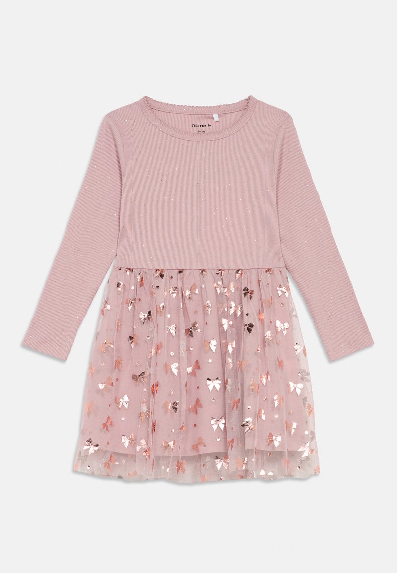 Ružičasta haljina za malu djecu s dugim rukavima, ribanom pleteninom na vrhu i suknjom od tila ukrašenom sjajnim uzorcima zlatnih mašni.