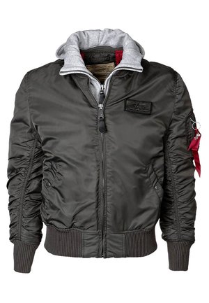 Giacca bomber verde oliva con polsini e orlo a coste. Presenta un interno con cappuccio grigio, tasche laterali e chiusura frontale con zip e patch del logo.