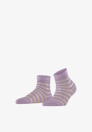 Een paar lavendelkleurige enkelsokken met geschulpte boorden en een beige gestreept kantpatroon, zij aan zij weergegeven op een witte achtergrond.