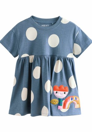 Blå kortærmet kjole til småbørn med hvide polkaprikker og en farverig broderet blomst og regnbue på nederdelen.