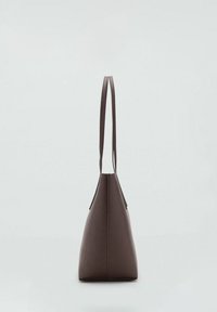 Bruine leren schoudertas met een taps toelopende vorm, voorzien van twee schouderbanden. Gekartelde oppervlakte, minimalistisch ontwerp en geen zichtbare hardware.